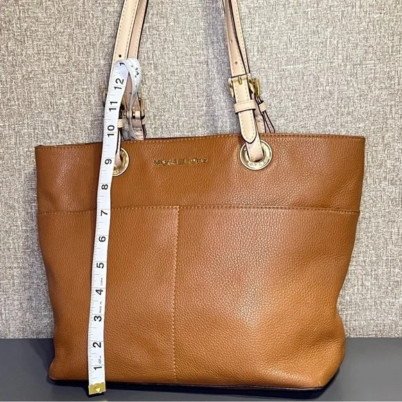 MICHAEL KORS Tan Tote snap closure 4 outside pockets. Adjustable Straps - Picture 4 of 14